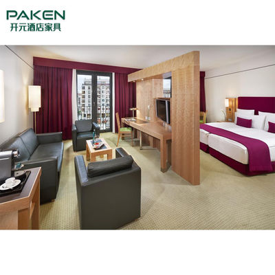 مجموعه ای از مبلمان اتاق خواب هتل با طراحی ساده چوبی
